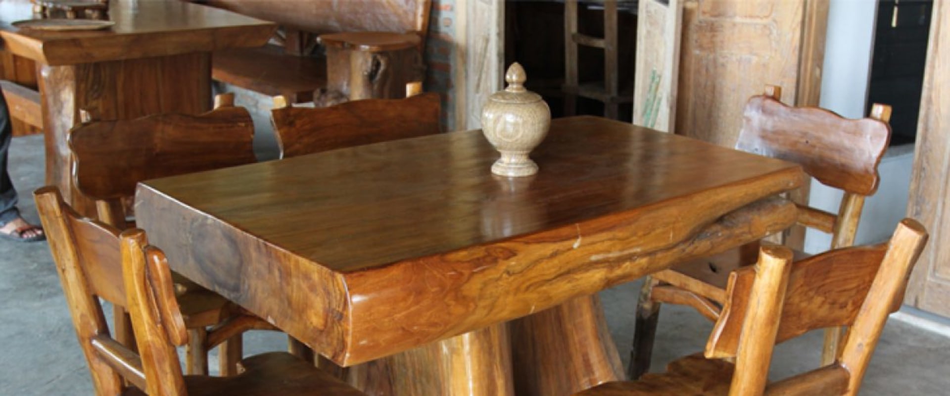 Kunnen houten meubels binnenshuis buiten worden gebruikt?