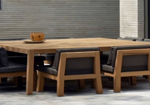 Hoe lang gaan houten meubels buiten mee?